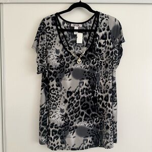 NWT-Women's s/s Leopard Print Top w/Necklace
